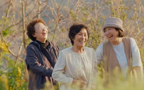 Nghỉ hưu, bà lão có quyết định táo bạo để sống vui như tuổi đôi mươi mà không dựa vào con cái