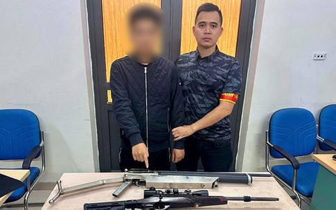 Hà Nội: Kiểm tra điện thoại thiếu niên 16 tuổi đi đêm, lộ ra 'kho' súng đạn cất giấu tại nhà 