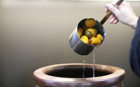 Bỏ việc lương nghìn đô ở nước ngoài, chàng trai về quê ủ rượu hồng và bất ngờ gây ‘sốt