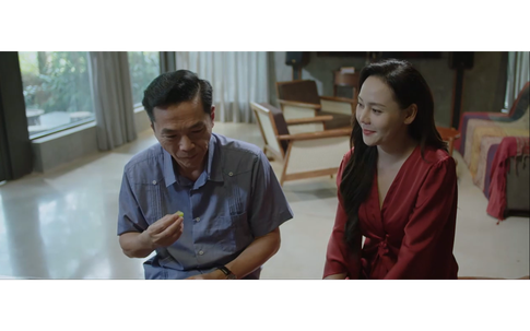 Phó Bí thư tỉnh Sách thân mật với nữ doanh nhân 'nóng bỏng'?