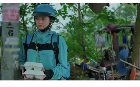 Cựu trưởng phòng, diễn viên múa cùng giấu nhau đi làm shipper