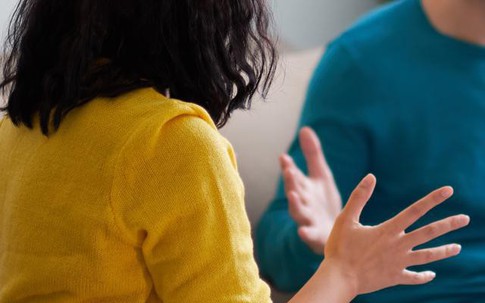 Mẹ gọi tôi là 'của nợ', lớn lên tôi đưa bố thoát khỏi người vợ cay nghiệt này