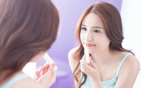 Môi khô không đơn thuần xuất phát từ thiếu ẩm như nhiều người vẫn nghĩ