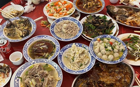 Đi làm shipper mà về quê “nổ” làm giám đốc: Sự thật hé lộ qua tờ thanh toán tiệc tất niên