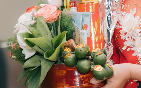 Mẹ chồng 'keo kiệt' mang sính lễ khiến cô dâu sững sờ, rơi nước mắt