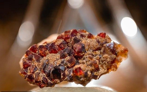 Khoan 106 lỗ xuống sa mạc, một quốc gia tìm thấy thứ quan trọng "tương đương với các mỏ ở Trung Quốc"