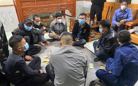 Đột kích sòng 'liêng' trong nhà dân, công an tạm giữ 10 đối tượng ở Bắc Ninh