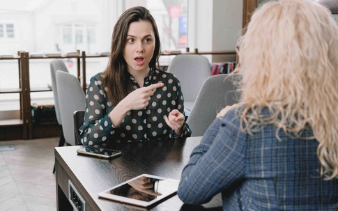 Tưởng là quan tâm nhưng 8 câu hỏi này dễ khiến người khác tổn thương khi giao tiếp