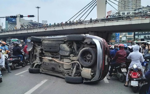 Hà Nội: Ô tô Santa Fe lật nghiêng giữa Ngã Tư Sở, tài xế có biểu hiện bất thường
