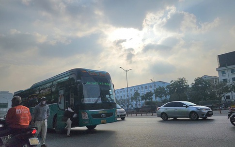 Xe khách 'rùa bò' vây bến xe Mỹ Đình, bát nháo đón trả khách dọc đường Phạm Hùng – Phạm Văn Đồng