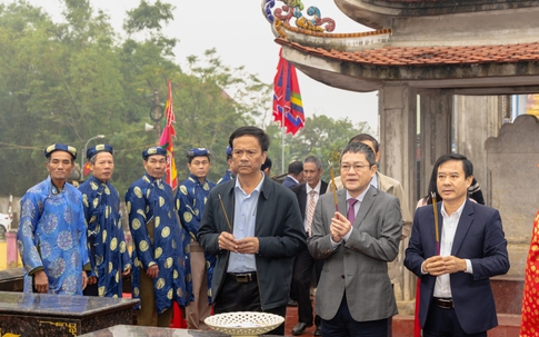 Hai cha con họ Hoàng và câu chuyện về ngôi đền bên dòng Linh Giang