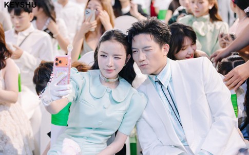 Màn kết hợp của LyLy - Anh Tú tại sự kiện ra mắt Cicamax Refine Serum