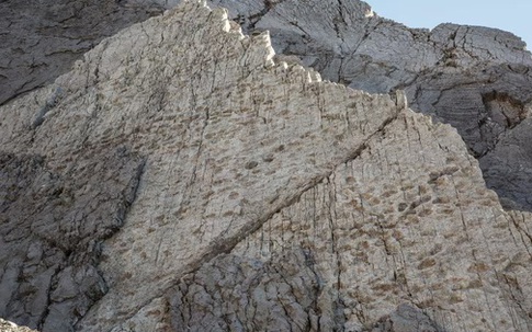 20.000 dấu chân quái vật bất ngờ hiện ra trong ảnh chụp vách núi