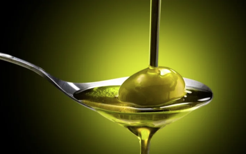 Uống dầu ô liu làm đẹp theo trào lưu: Bác sĩ cảnh báo điều nguy hại có thể gặp phải