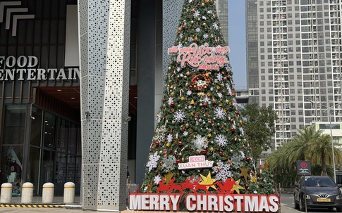 Hà Nội khoác "áo mới", không khí Giáng sinh 2025 rộn ràng trên từng góc phố