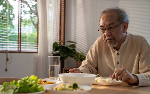 Tưởng nghỉ hưu là thiên đường, cựu giám đốc phải đi làm bảo vệ sau 2 năm vì quá ngột ngạt