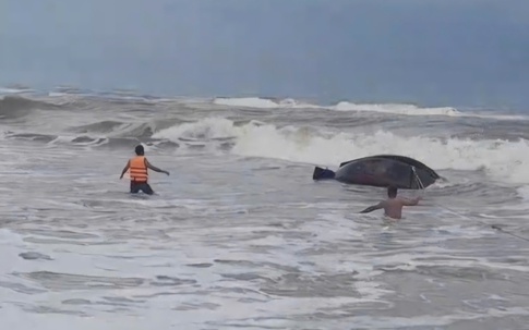 Lật thuyền, hai ngư dân rơi xuống biển