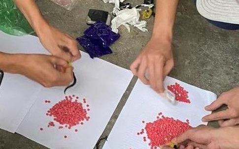 Bắt giữ đối tượng tàng trữ trái phép hơn 900 viên ma túy dạng hồng phiến