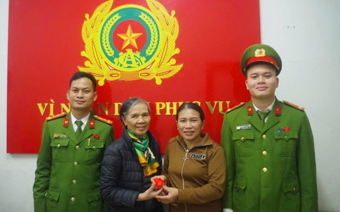 Phát hiện vàng trong két sắt, người thu mua phế liệu mang nộp công an