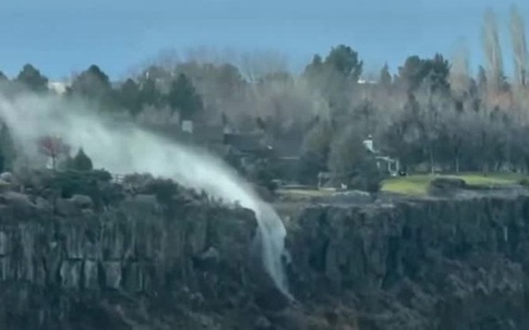 Hiện tượng hiếm gặp: Thác nước "chảy ngược" lên trời