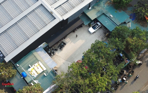 Sân thể thao, chợ tạm trái phép trên 'đất vàng' Yên Hòa: Điện lực khẳng định đã cắt điện, công trình vi phạm vẫn sáng đèn