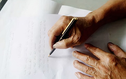 Con ruột thờ ơ, con riêng tận tình và bản di chúc gây sốc cuối đời của cha dượng