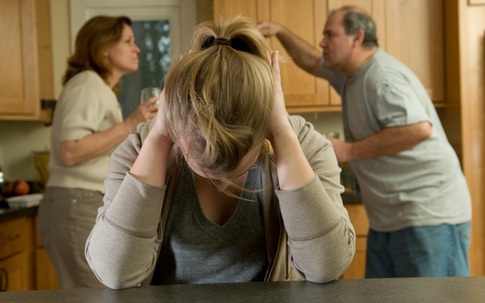 Sự thật cay đắng sau lời cam chịu của người mẹ 'sống vì con'