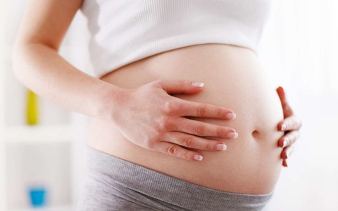 Người phụ nữ sinh con khỏe mạnh ở tuổi 53 sau 22 năm vô sinh