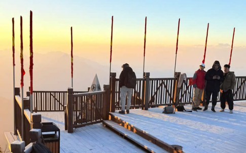 Băng tuyết phủ trắng đỉnh Fansipan