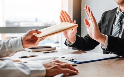 Yêu cầu chồng ký giấy từ chối tài sản có quá đáng không?