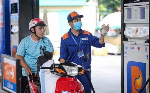 Giá xăng dầu giảm sâu, xăng E5RON92 có giá bán hơn 18.000 đồng/lít