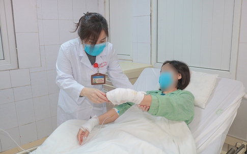 Người phụ nữ 47 tuổi ở Hà Nội bỏng nặng do sử dụng hóa chất thông bồn cầu phát nổ