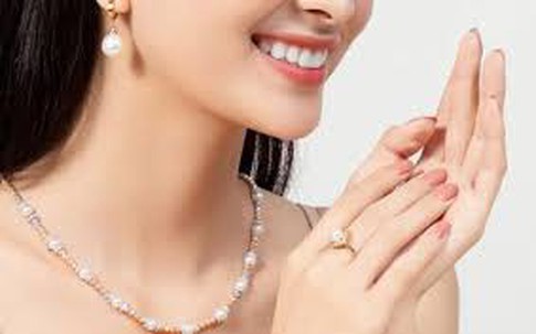 Trang sức dự tiệc cuối năm – cách tạo điểm nhấn khí chất, phong thái cho phái đẹp