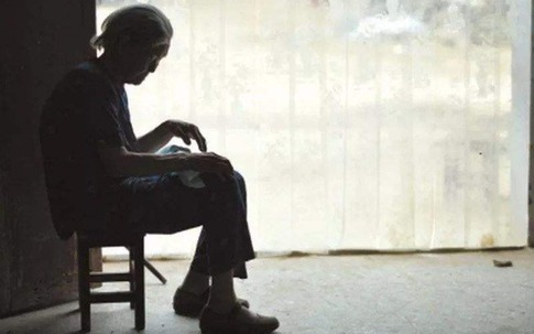 Mẹ già ngoài 90 vẫn hầu hạ con gái U60: Bi kịch của việc thương con mù quáng