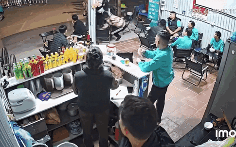Hà Nội: Nam thanh niên bị nhóm người khống chế, dùng dao tấn công dã man tại quán nước