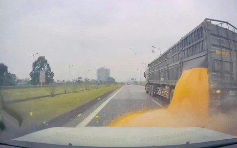 Thái Nguyên: Xử lý tài xế làm rơi vãi hàng hoá trên đường cao tốc