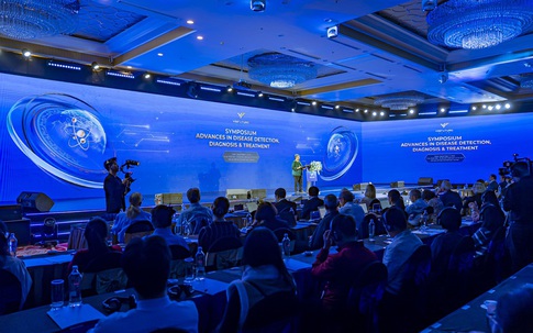 Nhà khoa học VinFuture hé lộ 'vũ khí của tương lai' trong cuộc đối đầu với kháng kháng sinh và ung thư