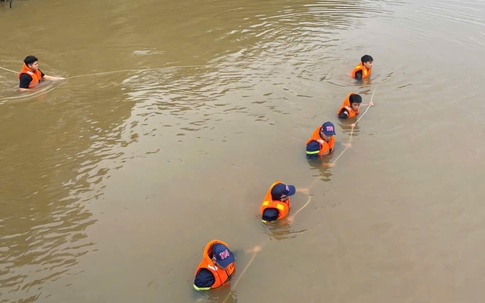 Cảnh sát lặn tìm tung tích nam thanh niên mất tích trên sông Cánh Hòm