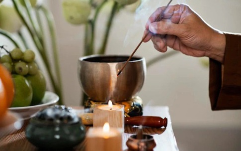 Khung giờ đẹp thắp hương ngày Rằm tháng 10 âm lịch 2025 - ngày mai 4/12 để cầu linh ứng hiệu quả