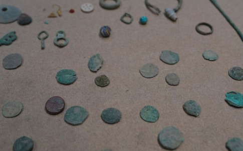 Phát hiện vàng và hàng trăm đồng xu trên đất sau cơn mưa lớn, chính quyền lập tức phong tỏa khu vực, giá trị lớn đến không ngờ