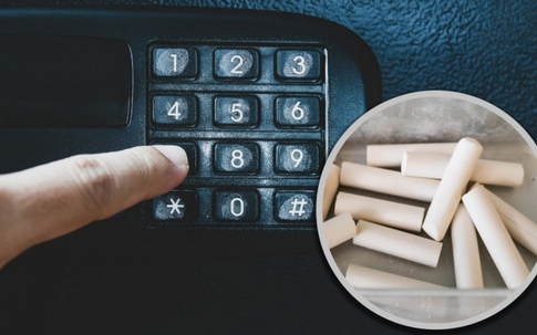 Đọc truyện trinh thám quá nhiều, học sinh dùng bụi phấn để bẻ khóa két sắt điện thoại trong lớp