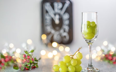 Vì sao lại ăn 12 trái nho vào đêm giao thừa và lý giải loạt tục lệ kỳ lạ của các nước trên thế giới?