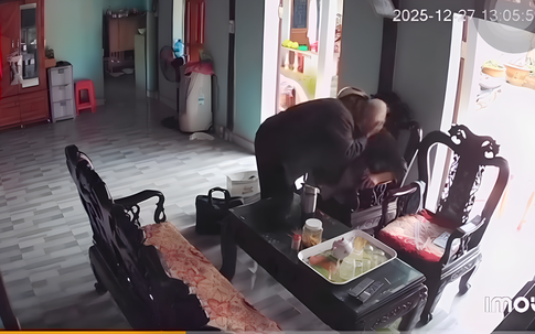 Cụ bà U90 giận dỗi được chồng thơm má khiến giới trẻ hâm mộ 'phát cuồng'