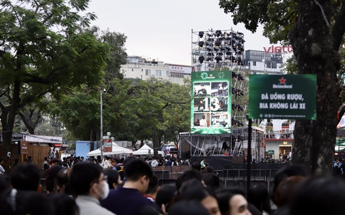 Người dân có mặt từ sáng sớm để có được vị trí đẹp trước thềm sự kiện Countdown 31/12 