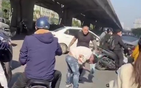 Hà Nội: Tạm giữ hình sự tài xế đánh người sau va chạm giao thông trên đường Phạm Hùng