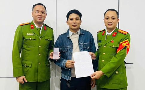 Tài khoản bất ngờ nhận số tiền lớn, người đàn ông đến bàn giao cho công an trong đêm 