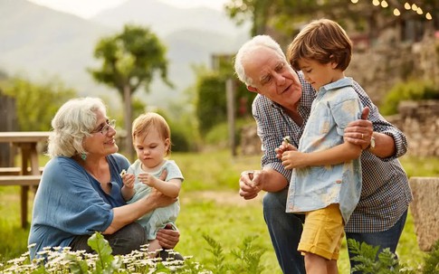 Ông bà chăm cháu: 3 thời điểm 'vàng' để rút lui, gia đình êm ấm, phúc khí vẹn toàn