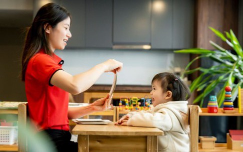 Nữ thạc sĩ bỏ việc lương tiền tỷ đi làm bảo mẫu: Câu chuyện khiến bạn phải nghĩ lại về bằng cấp