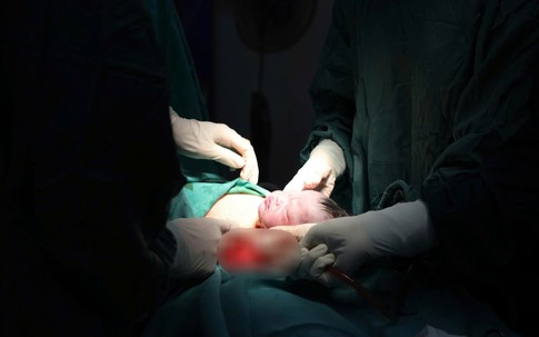 Thâm nhập hậu trường một ca mổ lấy thai ở Ninh Bình: Hành trình đưa 'thiên thần' ra đời