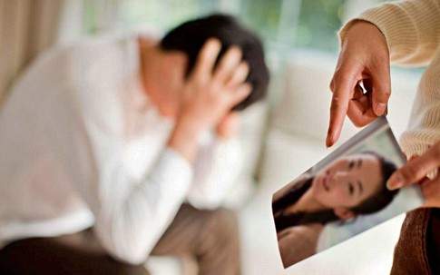 Vợ chịu khổ 8 năm, chồng 'báo đáp' bằng căn chung cư cho nhân tình và con riêng